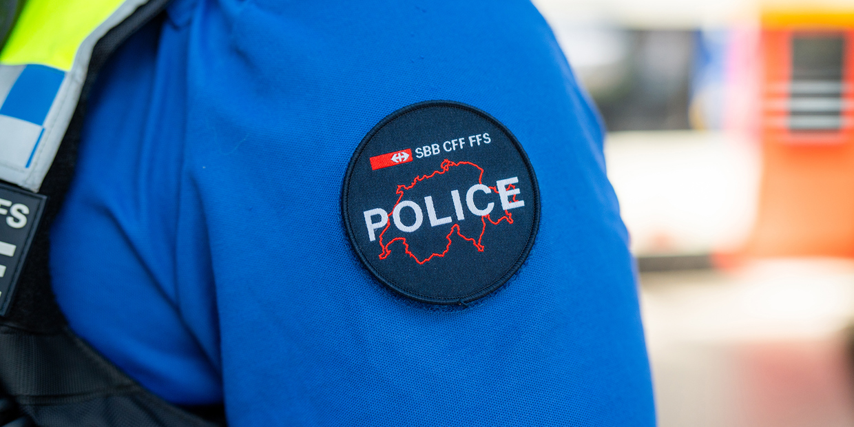 Un distintivo della polizia dei trasporti FFS sulla spalla di un poliziotto