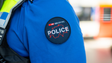 Ein Abzeichen der SBB-Transportpolizei auf der Schulter eines Polizisten