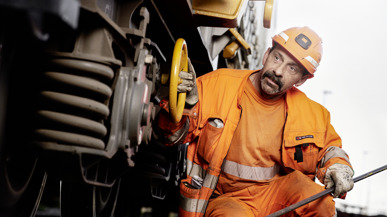 Ein SBB-Cargo-Mitarbeiter bei der Inspektion