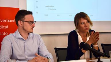 Greta Gysin und Roger Lang (HGU) an der heutigen Medienkonferenz von Travail.Suisse