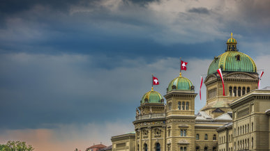 Bundeshaus von düsteren Wolken umgeben