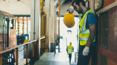 Erschoepfter Mitarbeiter im Öffentlichen Verkehr nach anstrengender Schicht