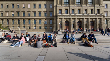 Personen vor der ETH auf dem Boden
