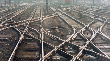 Bahn-Weichen, die in verschiedene Richtungen gehen