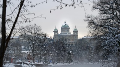 Das Bundeshaus von Weitem im Schnee