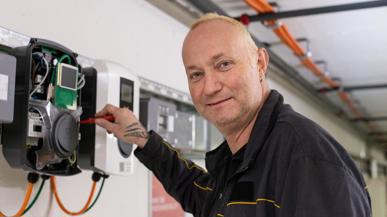 Ein Haustechnik-Mitarbeiter