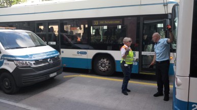 Clara Videtta bei der Entdrahtung eines Busses