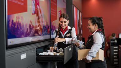 Eine junge Frau in der Schnupperlehre und eine ebenfalls junge SBB-Angestellte