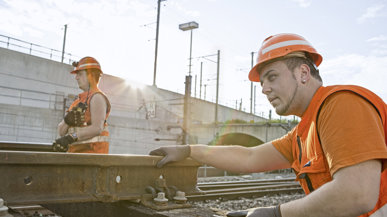 SBB Gleisbauer arbeiten bei Hitze