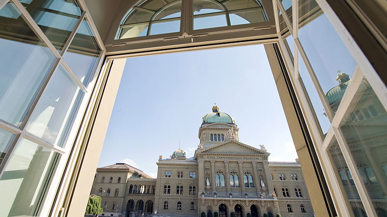 Bild des sommerlichen Schweizer Bundeshauses