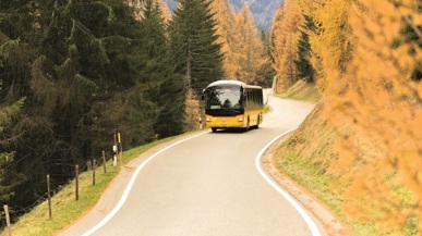 Ein Postauto fährt den Berg hinauf