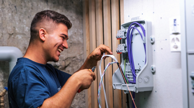 Ein Netzelektriker bei der Arbeit