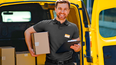 Lachender Postbote mit Paket unter dem Arm