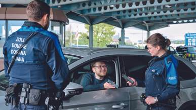 Zollbeamte bei der Arbeit