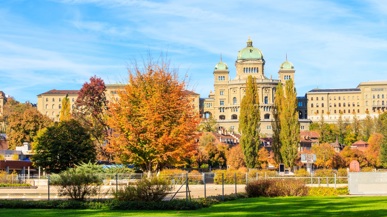Bundeshaus umgeben von herbstlichen Bäumen