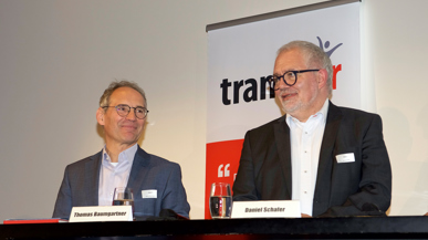 Die Teilnehmer im Kinosaal stimmen über verschiedene Themen ab; die meisten haben die Hand gehoben