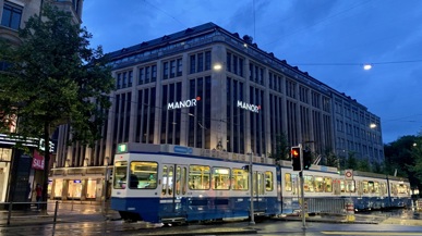 VBZ Tram vor dem Manor in Zuerich, copyright des Fotos Ank Kumar