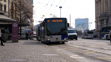 Ein Bus der Lausanner Verkehrsbetriebe in Lausanne an einer Station
