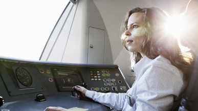Eine Lokführerin im Führerstand
