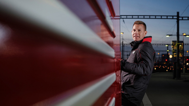 Der Lokführer beim Einsteigen in die Lok