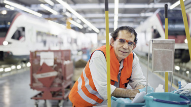 Ein Mitarbeiter Reinigungspersonal der SBB