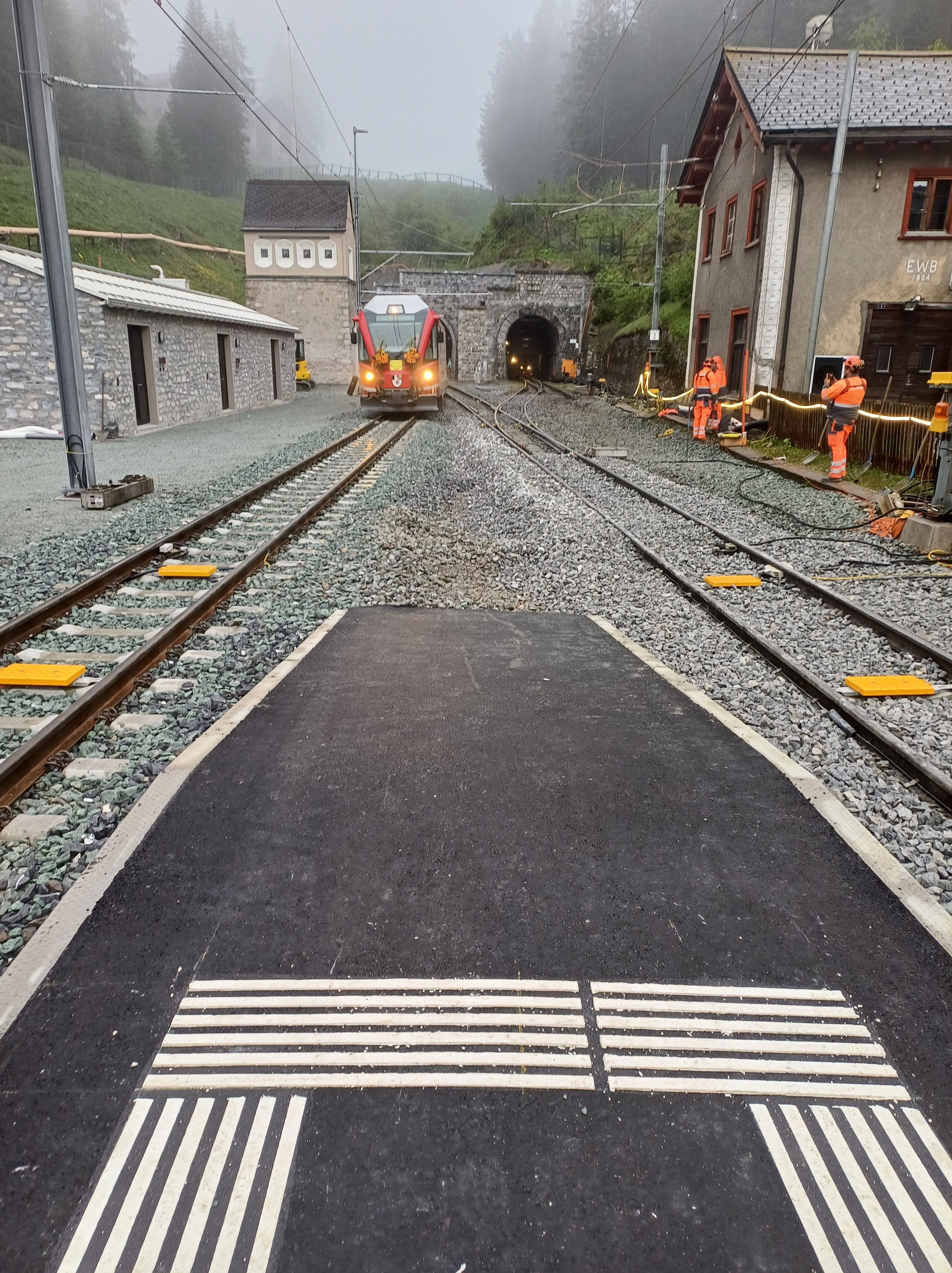 Ein Bild des neu eröffneten Albulatunnels während der erste fahrplanmässige Zug der Rhätischen Bahn durchfährt
