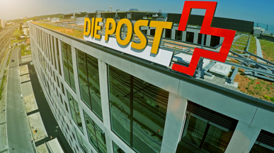 Das Logo auf dem Dach des Post-Hauptsitzes in Bern von oben