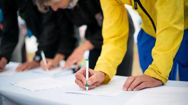 Bundesangestellte unterzeichnen eine vom Personalverband transfair lancierte Petition gegen Lohneinbusse.