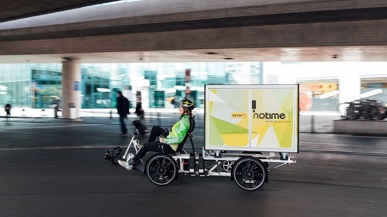 Ein notime-Kurier auf seinem Fahrrad