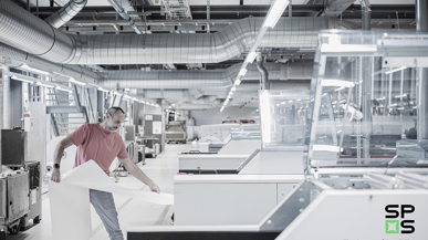 SPS Mitarbeiter in einem Hochleistungsdruckzentrum erleichtert über GAV-Verlängerung