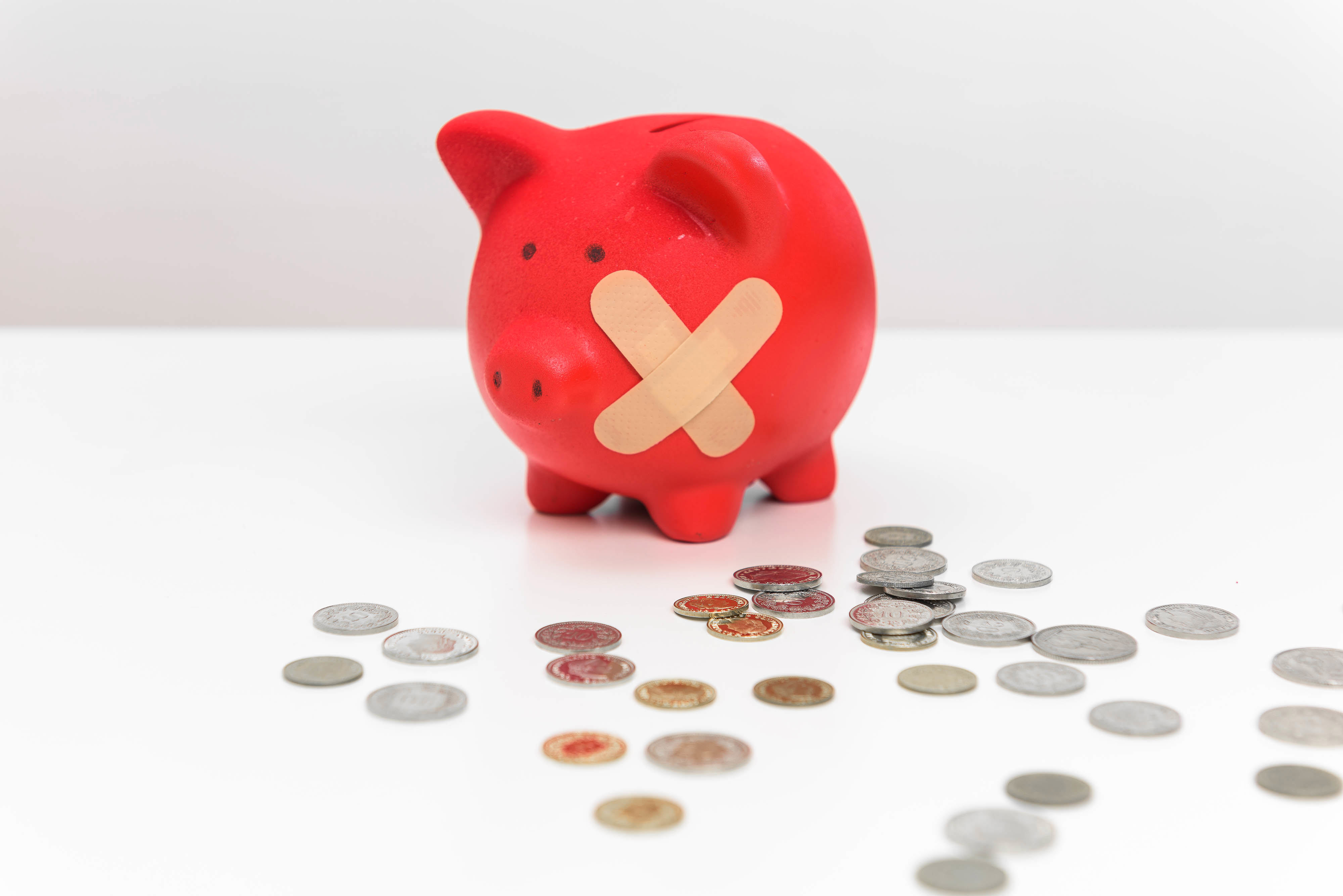 Sparschwein mit Pflaster wird gepluendert