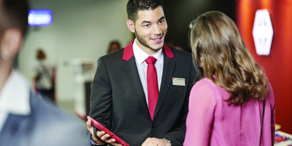 Un consulente alla clientela delle FFS consiglia a un cliente