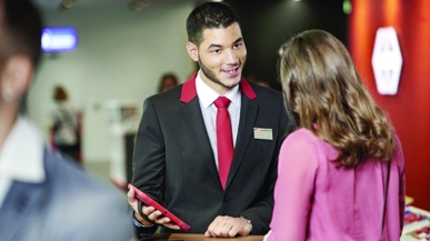 Ein Kundenberater der SBB berät eine Kundin