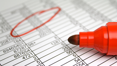 Ein Rotstift über einer Zahlentabelle