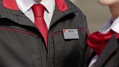 Eine Zugbegleiterin auf einem Bahnsteig mit einer Kundin