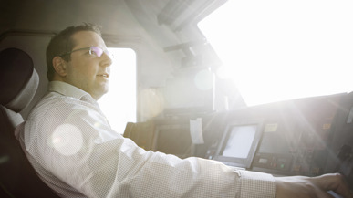 Ein Lokführer im Führerstand