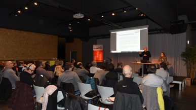 Zahlreiche Mitglieder nehmen an der Versammlung teil