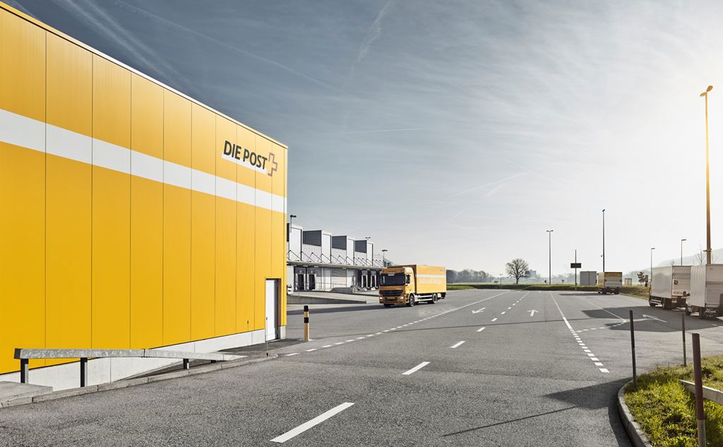 Das IMS-Gebäude mit einem Postwagen daneben