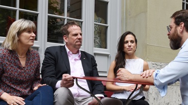 Branchenleiter Matthias Humbel spricht mit den drei Personen, die im Artikel erwähnt werden