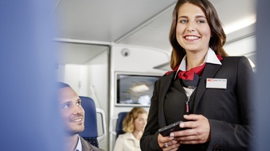 Eine Zugbegleiterin im Zug