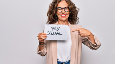 Frau fordert Lohngleichheit für ihre Arbeit