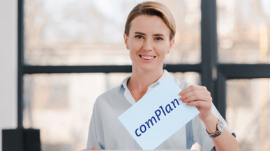 Frau mit Wahlcouvert mit comPlan Loga