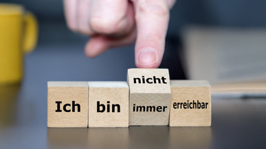 Schild auf dem steht: ich bin nicht/immer erreichbar.