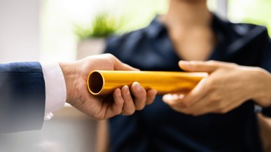 Uebergabe der Geschäftsleitung von einer Person zur anderen