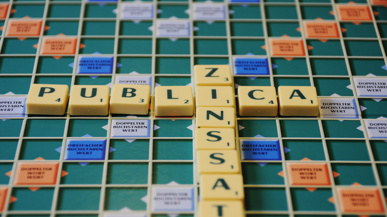 Das Wort "PUBLICA" im Scrabble gelegt