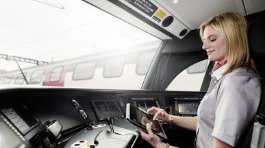 SBB Lokführerin im Cockpit - auch für sie sind die BAR Verhandlungen relevant