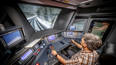 Lokführer im Cockpit der Lok