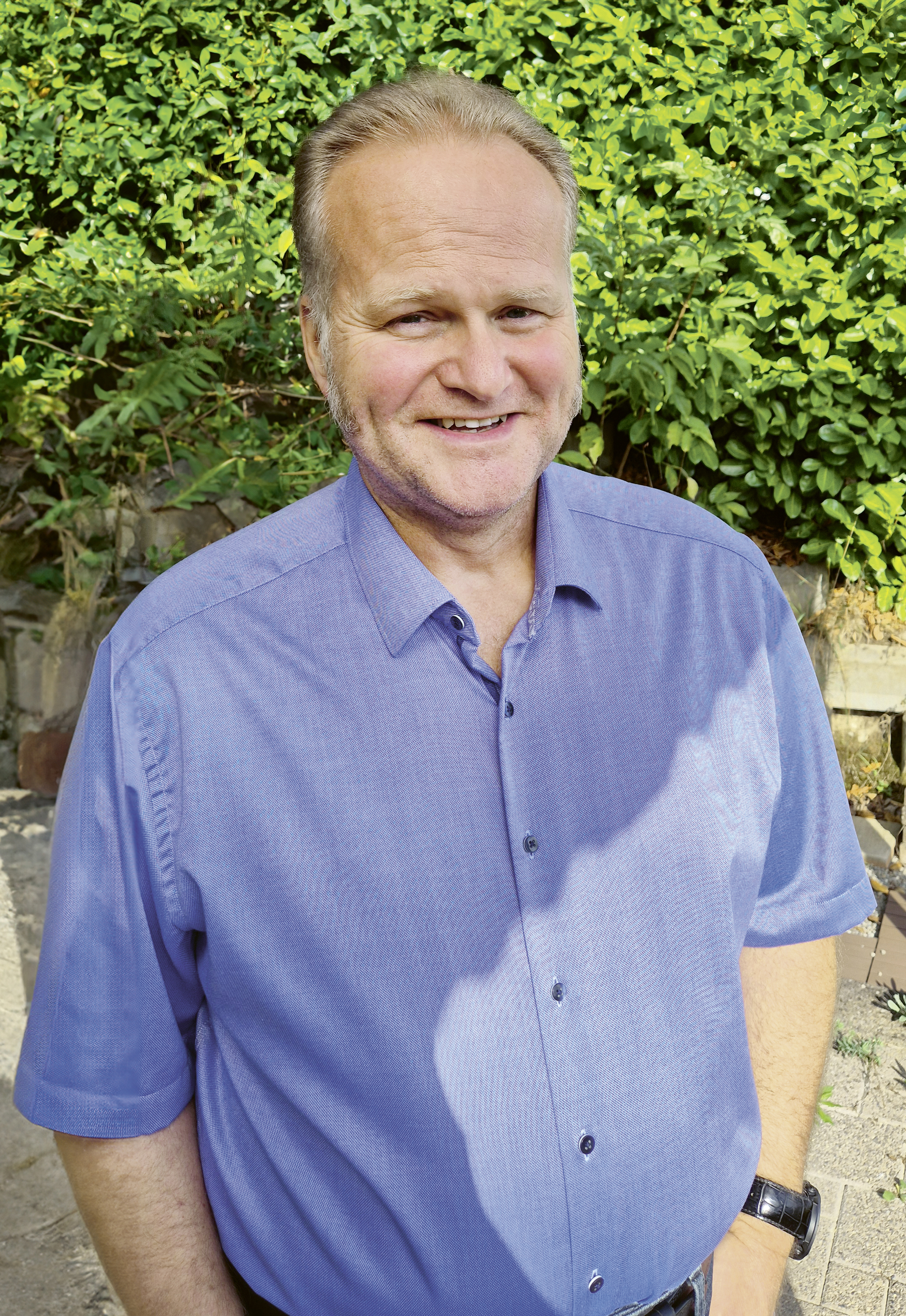 Dosentelefon aus zwei Pappbechern und Bindfaden auf blauem Hintergrund