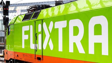 Ein Bild von einem Grünen Flix Zug