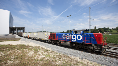 Cargo Zug der SBB der mit Anhängern am Fotografen vorbei fährt